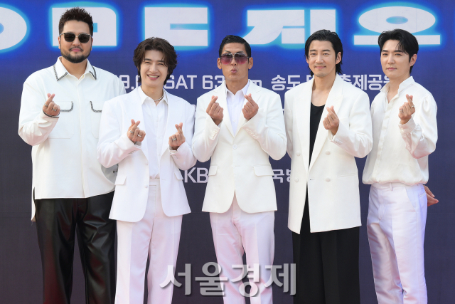 그룹 지오디(god)가 9일 오후 인천 연수구 송도달빛축제공원에서 열린 KBS 50주년xgod 25년 특집 ‘ㅇㅁㄷ 지오디’ 콘서트 포토콜에서 포즈를 취하고 있다. 김규빈 기자