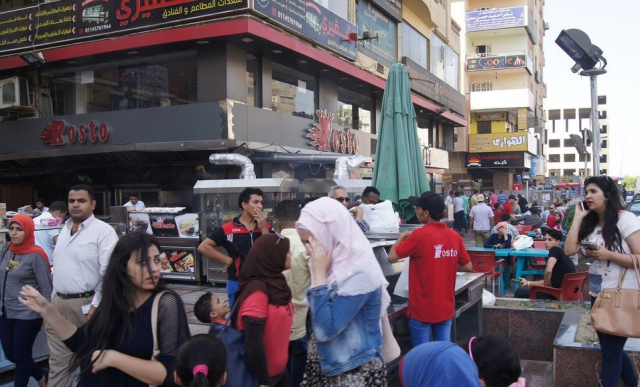 이집트 수도 카이로에서 서남쪽 외곽에 있는 '식스오브옥토버'의 거리에 시민들이 북적이고 있다. 카이로=연합뉴스