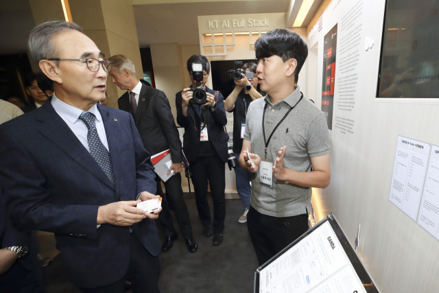 이달 7일 서울 중구 웨스틴조선호텔에서 열린 글로벌 정보통신기술 행사 '모바일360 아시아태평양 콘퍼런스'의 스타트업 전시부스에서 김영섭(왼쪽) KT 대표와 이용재 콴다 대표가 AI 사업 협력에 대해 대화하고 있다. 사진 제공=KT