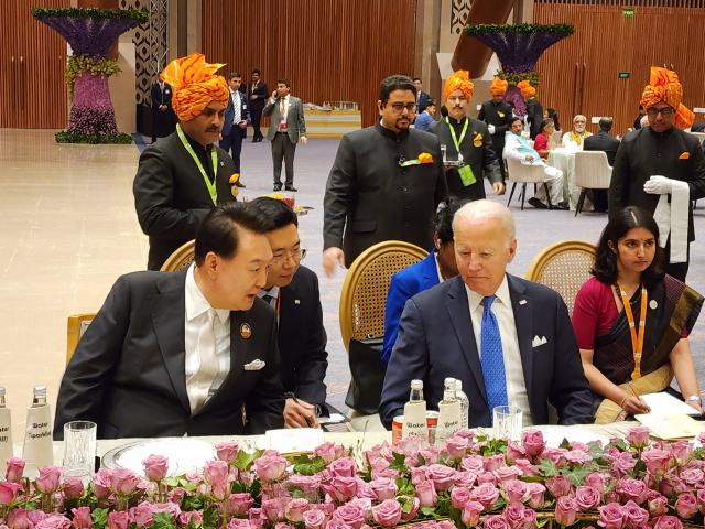 윤석열 대통령이 9일(현지시간) 인도 뉴델리 바라트 만다팜 국제컨벤션센터에서 열린 20개국(G20) 정상회의 갈라 만찬에서 조 바이든 미국 대통령과 나란히 앉아 대화를 나누고 있다. 사진제공=대통령실
