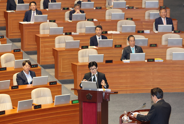 한동훈 법무부 장관이 8일 국회 본회의에서 안민석 의원의 대정부 질문에 답하고 있다.연합뉴스