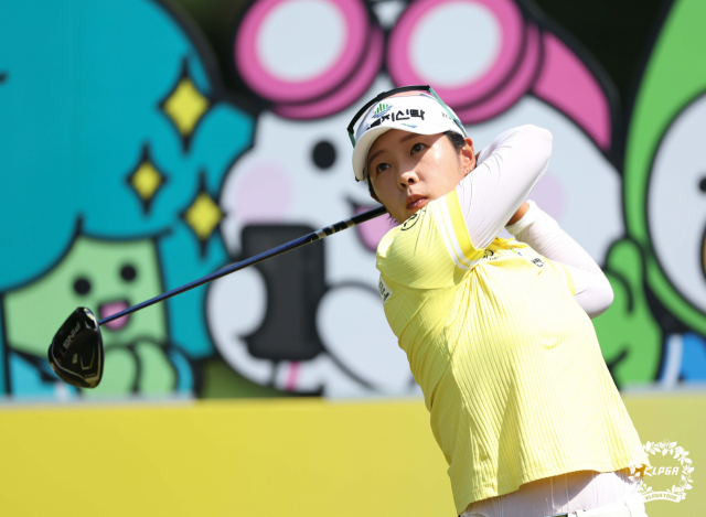 박지영이 10일 KB금융 스타챔피언십 4라운드에서 10번 홀 드라이버 샷을 하고 있다. 사진 제공=KLPGA