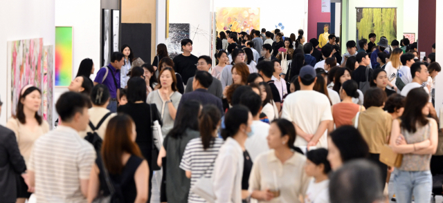 국내 최대 아트페어 ‘키아프 서울’의 전시 마지막 날인 10일 서울 강남구 코엑스 전시장을 방문한 많은 관람객이 작품을 감상하고 있다. 오승현 기자