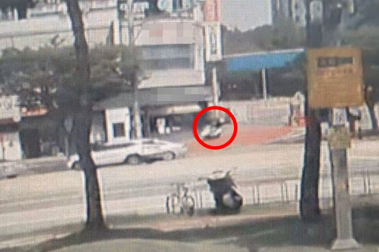 지난달 18일 대전 서구 관저동 한 신협에 헬멧을 쓴 남성이 침입해 현금 약 3900만원을 빼앗아 달아났다. 범행하기 위해 오토바이를 타고 신협으로 가는 용의자 모습. 연합뉴스