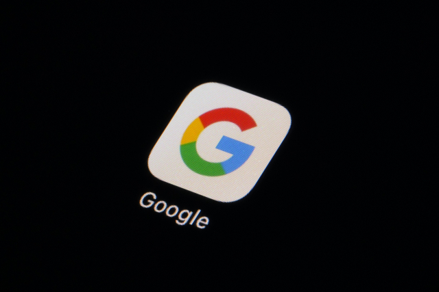 스마트폰 화면에 구글 앱의 아이콘이 표시돼 있다. 구글은 12일부터 미국 법무부와 온라인 검색 사업부문에 대한 반독점 소송을 시작한다. AP연합뉴스