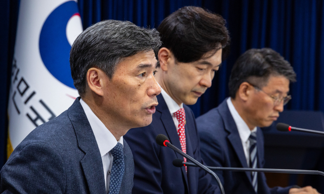 박구연(왼쪽) 국무조정실 1차장이 11일 서울 종로구 정부서울청사에서 열린 후쿠시마 원전 오염수 방류 관련 정부 일일 브리핑에 참석해 오염수 방류 현황을 설명하고 있다. 연합뉴스