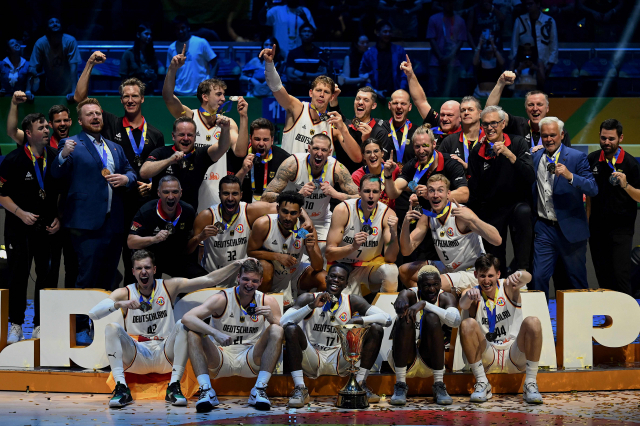 독일 농구 대표팀이 10일 FIBA 월드컵에서 우승한 뒤 금메달을 목에 걸고 기뻐하고 있다. AFP연합뉴스