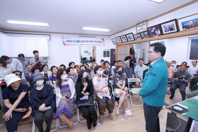 지난 6일 실시한 ‘서부선 도시철도사업 추진 관련 주민설명회’에서 발언하는 박일하 동작구청장. 사진 제공=동작구청