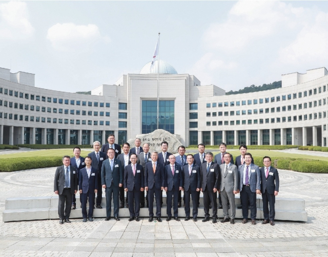 11일 국가정보원에서 권춘택 국정원 1차장(앞줄 좌측에서 다섯 번째)과 방산침해대응협의회 회장으로 선출된 이용배 현대로템 대표이사(앞줄 좌측에서 네 번째) 등 협의회 참석자들이 기념촬영을 하고 있다. 사진 제공=국가정보원