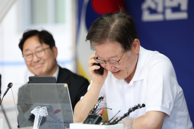 이재명 더불어민주당 대표가 11일 국회 본청 앞 단식농성 천막에서 노무현 전 대통령 부인 권양숙 여사와 통화를 하고 있다. 사진=더불어민주당