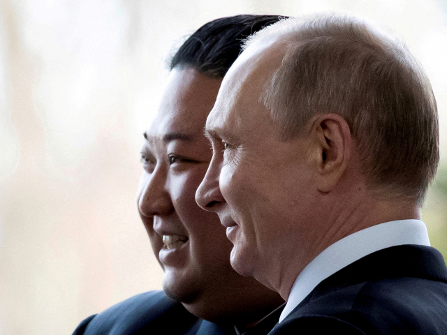김정은(왼쪽) 북한 국무위원장과 블라디미르 푸틴 러시아 대통령이 2019년 4월 25일 블라디보스토크에서 정상회담을 하고 있다. 로이터연합뉴스
