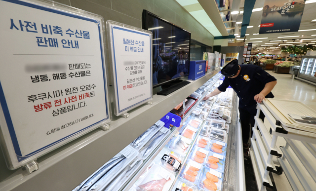 한 시민이 30일 서울 시내의 한 대형마트 수산물 코너를 둘러보고 있다. 연합뉴스