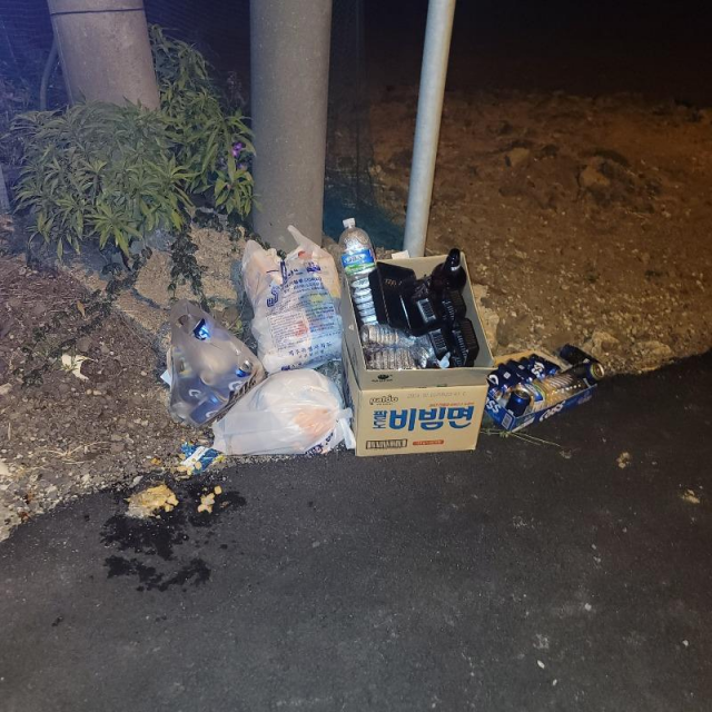 남의 집 앞에 무단 투기된 쓰레기. 사진=온라인커뮤니티