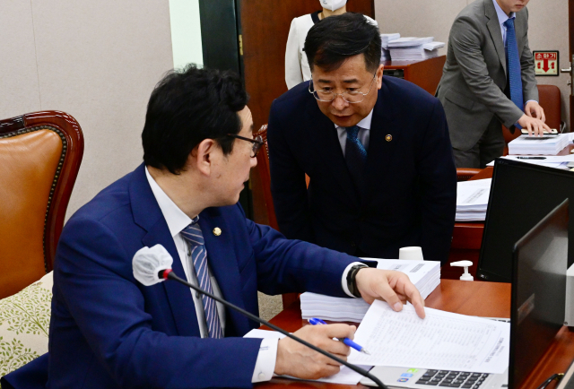 17일 서울 여의도 국회에서 열린 산자위 산업통상자원특허소위원회에서 강경성 산업통상자원부 2차관이 김한정 위원장에게 인사하고 있다. 성형주 기자 2023.05.17