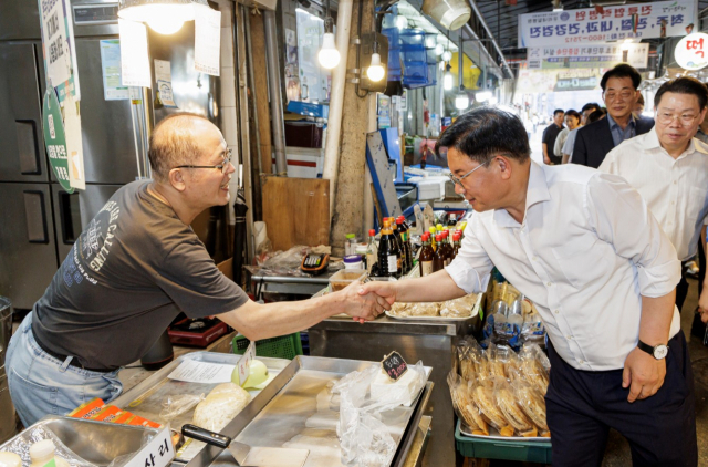 박강수(오른쪽) 마포구청장이 지난 7월 아현시장에 방문해 상인의 의견을 들으며 격려하고 있다. 사진 제공=마포구청