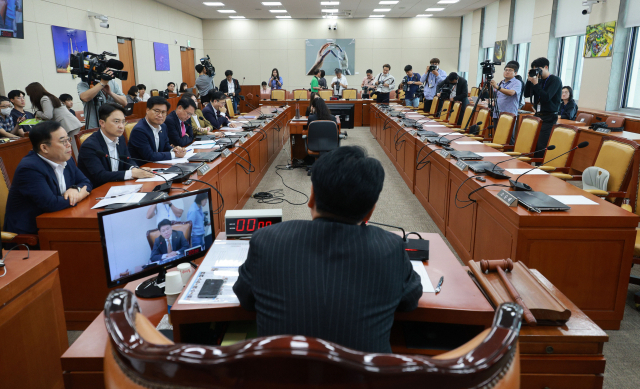 12일 국회 과학기술정보방송통신위원회 전체회의에서 장제원 과방위원장이 발언하고 있다. 연합뉴스