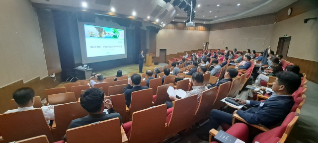 울산대학교 산업대학원에서 테크노CEO 과정 60여명이 참석한 가운데 김동섭 한국석유공사 사장의 초청 강연이 진행되고 있다. 사진제공=울산대학교 산업대학원