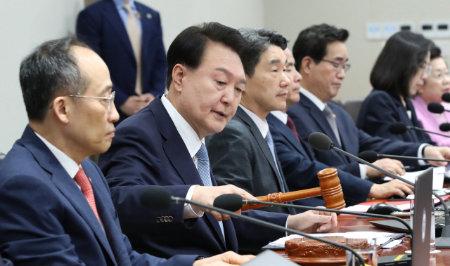 윤석열 대통령이 12일 서울 용산 대통령실 청사에서 열린 국무회의에서 개회선언을 하고 있다. 연합뉴스