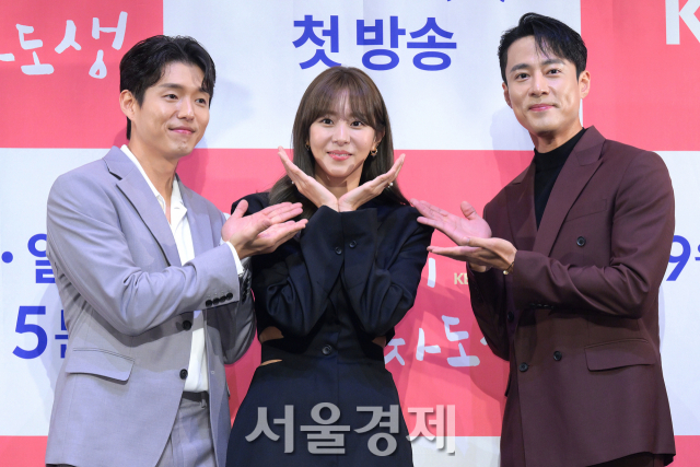 배우 하준, 유이, 고주원이 12일 오후 서울 구로구 라마다 서울 신도림 호텔에서 진행된 KBS2 새 주말드라마 ‘효심이네 각자도생’(극본 조정선/연출 김형일) 제작발표회에서 포즈를 취하고 있다. 김규빈 기자