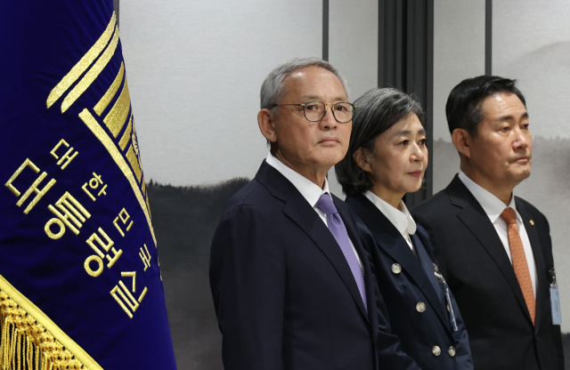 유인촌 문화체육관광부 장관 후보자(왼쪽부터), 김행 여성가족부 장관 후보자, 신원식 국방부 장관 후보자가 13일 서울 용산 대통령실 청사에서 열린 김대기 대통령 비서실장의 2차 개각 발표 브리핑에 배석하고 있다. 연합뉴스