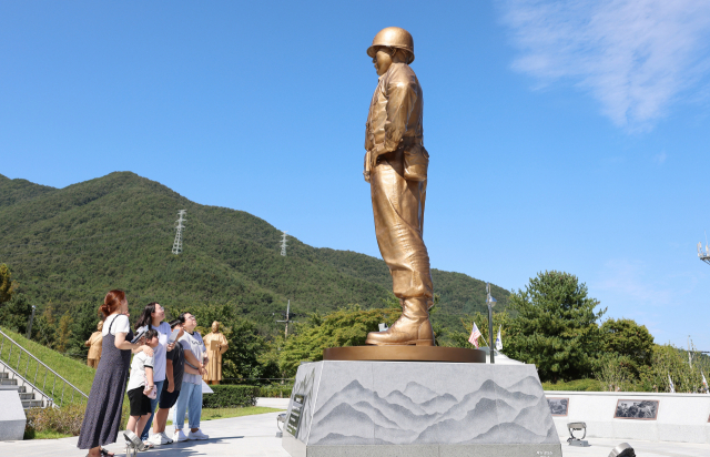 백선엽장군 동상