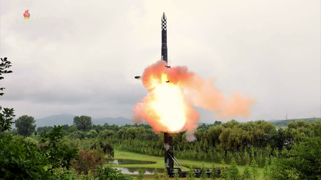 북한이 지난 7월 12일 대륙간탄도미사일(ICBM) 화성-18형을 발사하는 모습. 북한은 9월 13일 오전에도 탄도미사일을 동해상으로 발사했다. 합참은 이번 미사일의 탄종 등을 확인하기 위해 제원을 분석 중이다. 조선중앙TV·연합뉴스