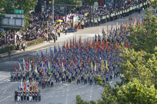 지난 2013년 건군 제65주년 국군의 날을 맞아 10월 1일 서울 도심에서 열린 시가행진에서 군악대와 기수대가 행진하고 있다. 연합뉴스