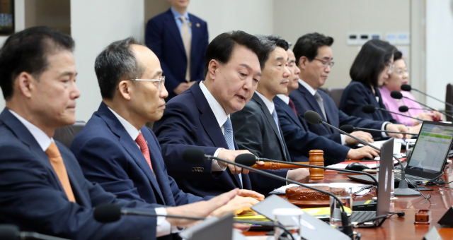 윤석열 대통령이 12일 서울 용산 대통령실 청사에서 열린 국무회의에서 개회선언을 하고 있다./연합뉴스