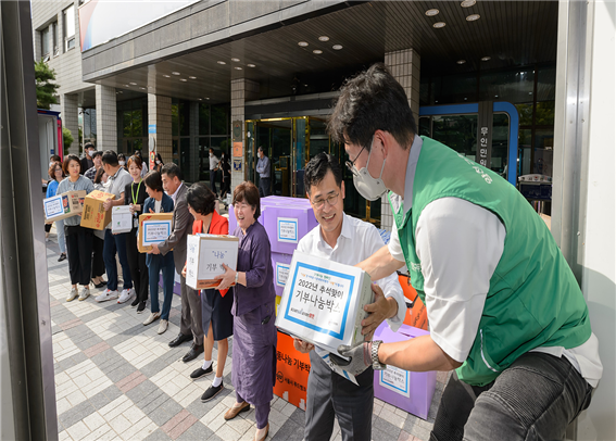 지난해 추석 기부나눔박스 전달식에 참여한 이기재 양천구청장. 서울 양천구 제공