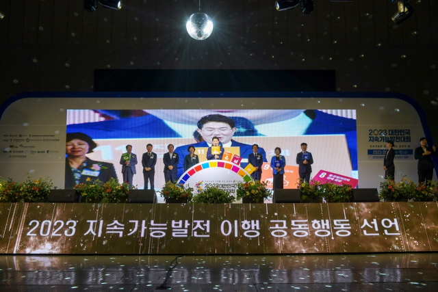 노관규 순천시장이 13일 순천만생태문화교육원에서 열린 ‘2023 대한민국지속가능발전대회’ 개막식에서 기속가능발전 이행 공동행동 선언을 발표 하고 있다. 사진 제공=순천시