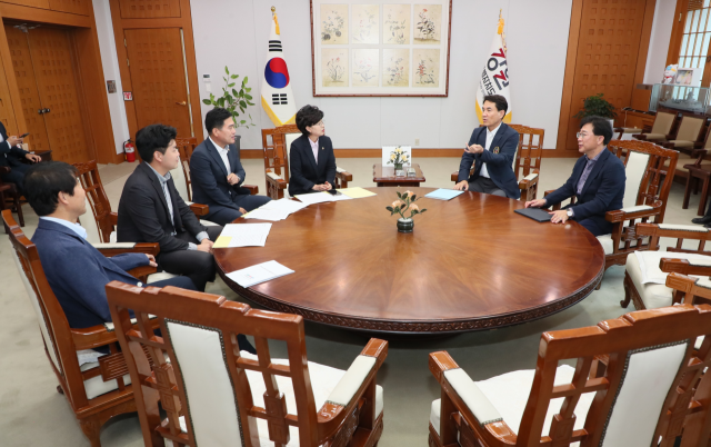 김진태 지사 만난 도의회 접경특위. 사진 제공=강원도의회