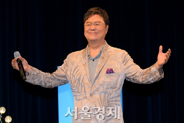 가수 남진이 13일 오후 서울 마포구 YTN홀에서 진행된 신곡 ‘이별도 내 것’, ‘용기 있는 자만이 미인을’ 쇼케이스에서 신곡 무대를 선보이고 있다. 김규빈 기자