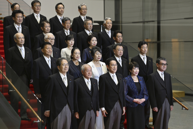 기시다 후미오(앞줄 가운데) 일본 총리가 13일 도쿄 총리 관저에서 이날 출범한 새 내각 각료들과 기념 촬영을 하고 있다. AP연합뉴스