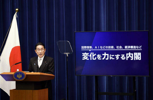 기시다 후미오 일본 총리가 13일 총리관저에서 기자회견을 열어 2차 기시다 내각에 대해 설명하고 있다.AP 연합뉴스