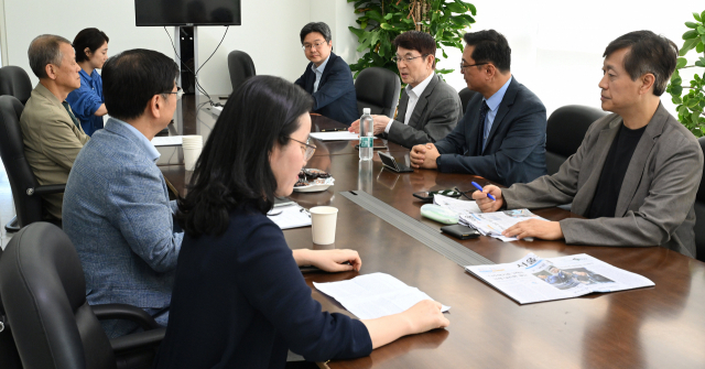 8일 서울 종로구 서울경제신문에서 열린 독자권익위원회에서 위원들이 의견을 나누고 있다. 오승현 기자