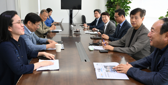 8일 서울 종로구 서울경제신문에서 열린 독자권익위원회에서 위원들이 의견을 나누고 있다. 오승현 기자