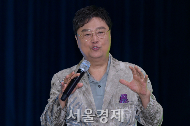 가수 남진이 13일 오후 서울 마포구 YTN홀에서 진행된 신곡 ‘이별도 내 것’, ‘용기 있는 자만이 미인을’ 쇼케이스에서 소감을 말하고 있다. 김규빈 기자