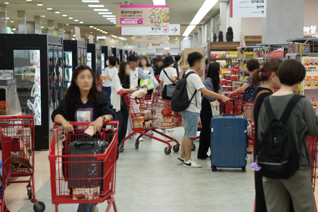 14일 새롭게 오픈한 제타플렉스 서울역점에서 고객들이 쇼핑을 하고 있다. 사진 제공=롯데마트
