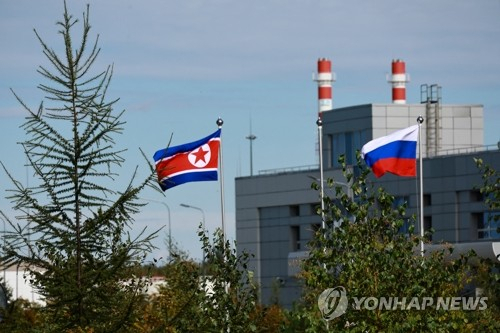 13일(현지시간) 북러 정상회담이 열린 러시아 아무르 지역의 보스토치니에 북한 인공기와 러시아 국기가 걸려 있다. 연합뉴스