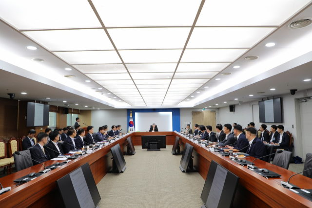 조태용 국가안보실장이 13일 오후 주요 국가기반시설 관계자들과 방호태세 점검 관계기관 회의를 하고 있다./사진제공=대통령실