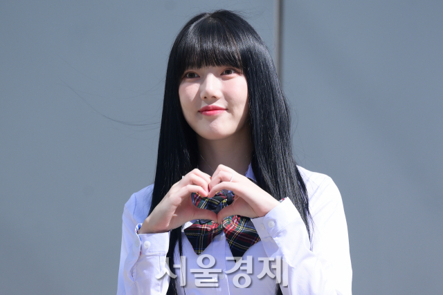 그룹 여자친구(GFRIEND) 출신 가수 예린이 14일 오전 경기도 고양시 일산 동구 JTBC 일산스튜디오에서 진행되는 '아는 형님'(아형) 녹화에 앞서 포토타임을 갖고 있다. 김규빈 기자