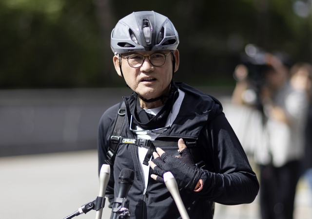 유인촌 문화체육관광부 장관 후보자가 14일 오전 서울 종로구에 마련된 인사청문준비단 사무실로 출근하며 취재진 질문에 답하고 있다. 연합뉴스