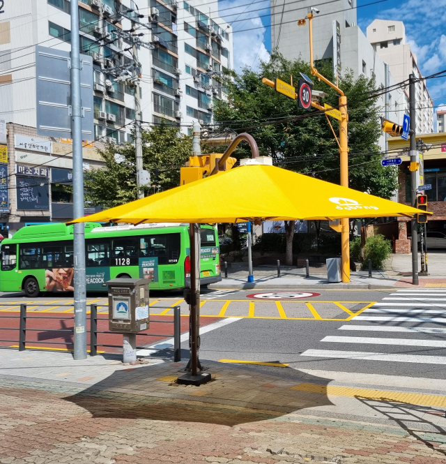 서울 도봉구에 설치된 노란 그늘막. 도봉구 제공