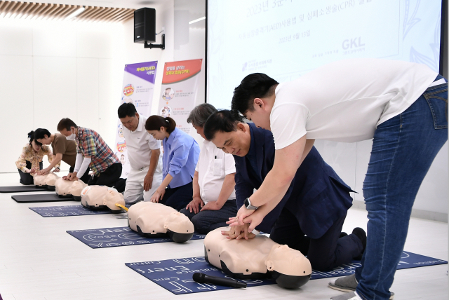 그랜드코리아레저(GKL) 직원들이 지난 13일 강남구 수서종합사회복지관에서 복지관 직원 20명과 지역 어르신 30명에게 심폐소생술과 자동심장충격기 사용 등을 알려주고 있다. 사진 제공=GKL