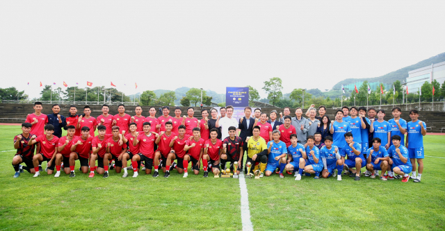 14일 오전 경찰인재개발원 대운동장에서 양국 경찰이 친선 축구 경기를 진행한 뒤 기념사진을 찍고 있다.사진제공=경찰청