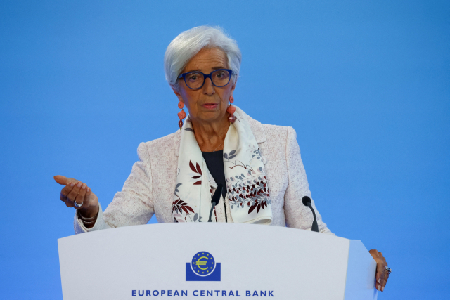지난 7월 독일 프랑크푸르트 유럽중앙은행(ECB) 본부에서 열린 통화정책회의 후 크리스틴 라가르드 ECB 총재가 기자회견하고 있다. 로이터연합뉴스