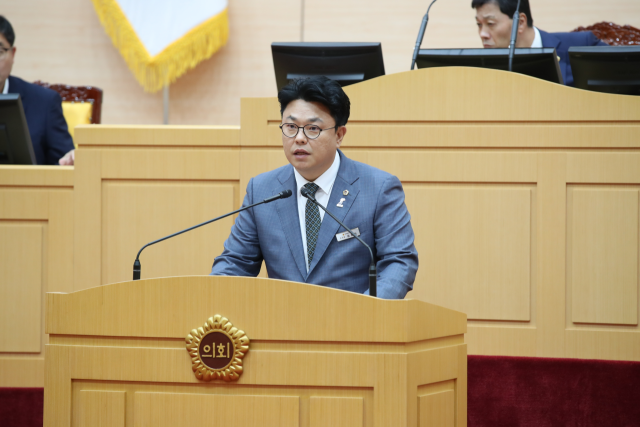 김호진 전남도의원(더불어민주당·나주1)은 지난 13일 전남도의회 본회의장에서 열린 제374회 임시회 도정질문에서 일선 학교에서 지난 2020년부터 지난해까지 3년 간 디지털 미래교육을 위한 스마트 팜 교육사업에 수억 원의 불투명한 예산을 집행한 전남교육청의 황당한 미래교육을 적나라하게 들춰냈다. 사진 제공=전남도의회