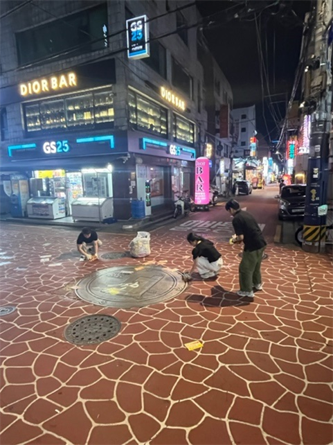 서울 동작구 사당역 일대 거리에서 청소년 유해매체물을 수거하는 모습. 서울 동작구 제공