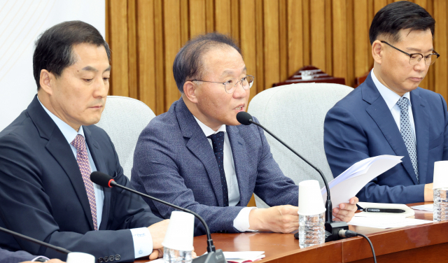 국민의힘의 박대출(왼쪽부터) 정책위의장, 윤재옥 원내대표, 이양수 원내수석부대표가 15일 국회에서 원내대책회의를 하고 있다. 연합뉴스