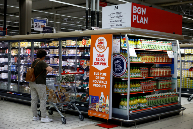 13일(현지 시간) 프랑스 파리에 있는 한 마트에서 소비자가 상품을 고르고 있다. 로이터연합뉴스